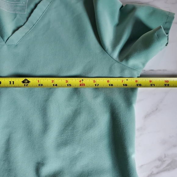 FIGS Women's LOT OF 2 Scrub Tops Casma Sz M Jade & Hunter Green EUC Nurse Wear - Picture 8 of 13